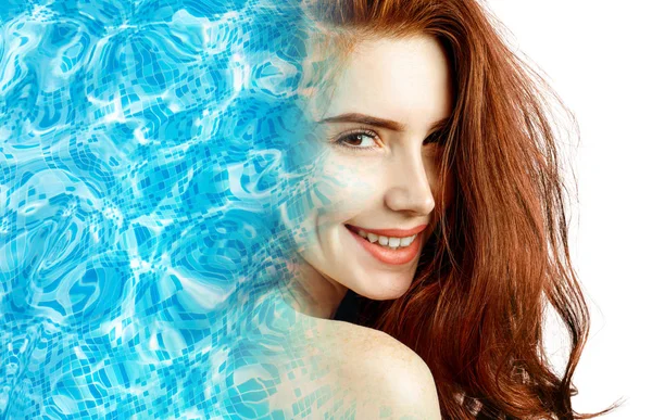 Jong gember meisje en blauw water zwembad rimpel. — Stockfoto