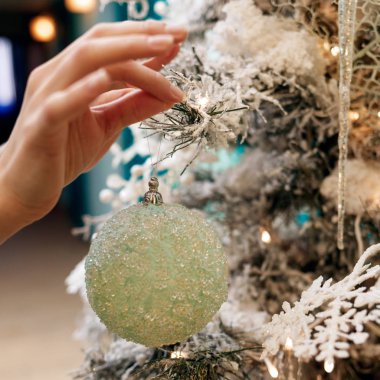 Eller gümüş topları ile noel ağacı dekorasyon.