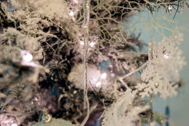 Dalları ve süslemeleri beyaz yapay kar ile Noel ağacı.