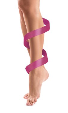 Pembe kurdeleli kadın bacakları. Fiziksel rehabilitasyon kavramı.