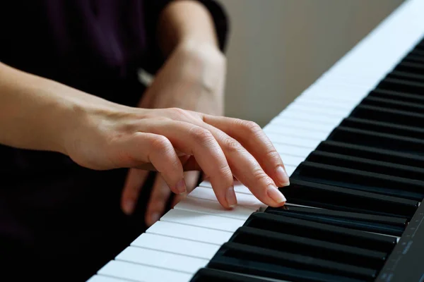 Wanita muda bermain piano — Stok Foto