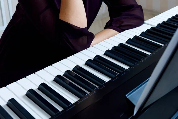 Vista de primer plano en el teclado del piano . — Foto de Stock