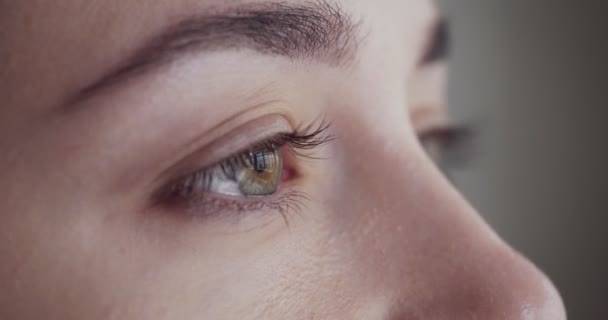 Close-up vrouw ogen huwt en tranen stromen. — Stockvideo