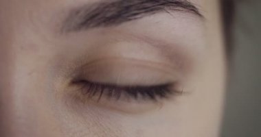 Kadın yeşil göz üzerinde yakın çekim görünümü.