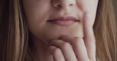 Güzel yumuşak dudaklar ile gülümseyen yakın çekim kadın ağız.