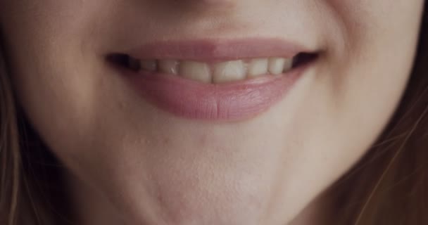 Chica besándose y sonriendo con hermosos labios suaves . — Vídeo de stock