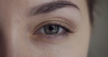 Kadın yeşil göz üzerinde yakın çekim görünümü.