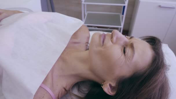 Vista sobre la mujer sufre procedimientos dolorosos . — Vídeos de Stock