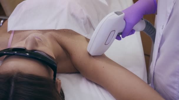 Kvinna att få laser hårborttagning på skönhetssalong. — Stockvideo