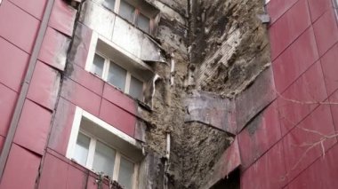 Binanın yangın tarafından tahrip parçası.