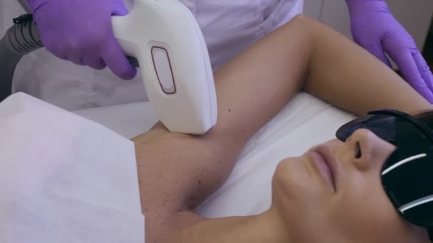 Vrouw krijgt laser ontharing bij schoonheidssalon. — Stockvideo