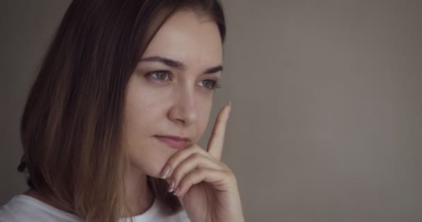 Retrato de una joven mujer reflexiva con una nueva idea . — Vídeo de stock