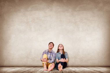 Parke zeminde oturan genç mutlu çift.