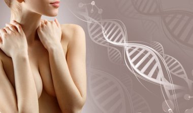 Genç çıplak kadın, DNA zincirleri arasında göğsünü kapatıyor..