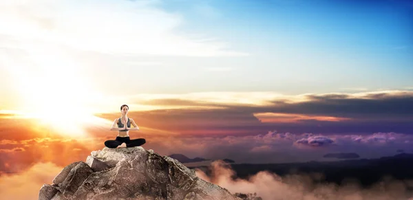 Young woman practice yoga on mountain peak cliff. — Stock Photo, Image