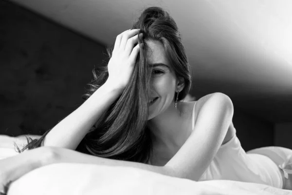 Jeune femme rousse à moitié nue allongée sur le lit . — Photo