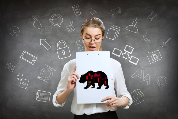 Mujer de negocios sostiene carpeta con silueta oso icono financiero . —  Fotos de Stock