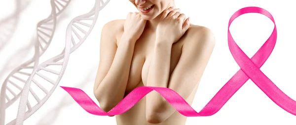 Giovane donna nuda coprire il seno tra le catene di DNA . — Foto Stock