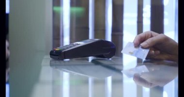 Ödeme için terminale kadın el ataşesi kartı.