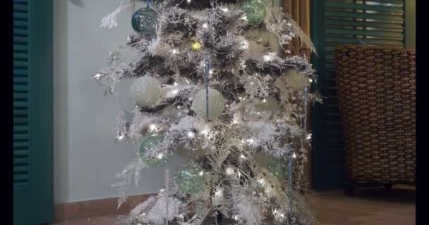 Όμορφο χριστουγεννιάτικο δέντρο με λευκό τεχνητό χιόνι σε κλαδιά. — Αρχείο Βίντεο