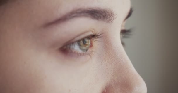 Acercamiento mujer ojos llora y lágrimas fluyen . — Vídeos de Stock