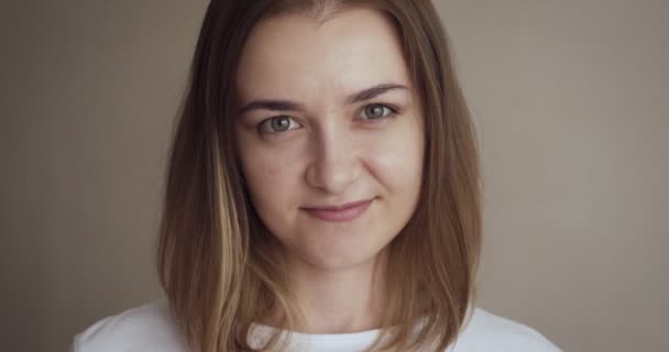 Portret van jonge vrouw grijns op camera. — Stockvideo