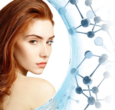 Mavi cam molekülleri ve su dalgaları arasında kızıl saçlı kadın..