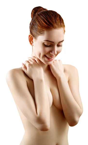 Porträtt av vacker naken rödhårig kvinna som täcker sitt bröst. — Stockfoto