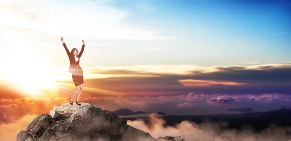 Young happy buiness woman stands on the top of the mountain. — Stock Photo, Image