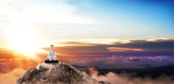 Genç kadın pratik yoga dağ tepe cliff üzerinde. — Stok fotoğraf