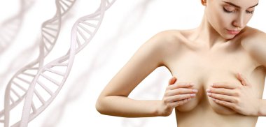 Genç çıplak kadın, DNA zincirleri arasında göğüslerini kapatıyor..