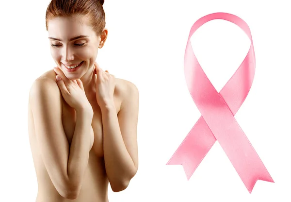 Donna sorridente coprire il seno dalle mani vicino grande nastro rosa . — Foto Stock