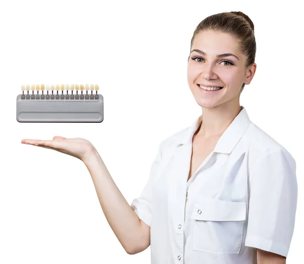 Dişçi kadın beyazlatmak için diş rengi paleti gösteriyor. — Stok fotoğraf