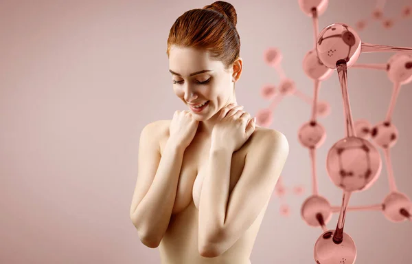 Junge nackte Frau bedeckt Brust nahe Molekülen. — Stockfoto