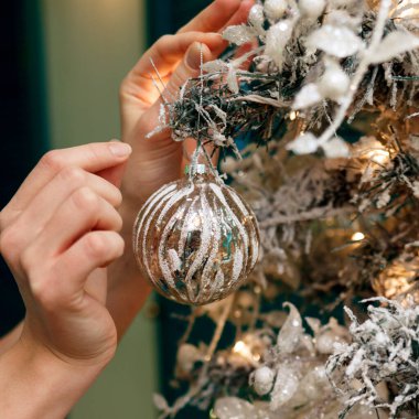 Eller gümüş topları ile noel ağacı dekorasyon.