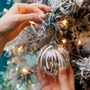 Eller gümüş topları ile noel ağacı dekorasyon.