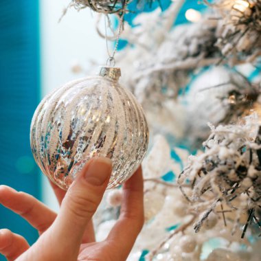 Eller gümüş topları ile noel ağacı dekorasyon.