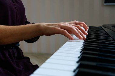 Piyano çalan genç bir kadın