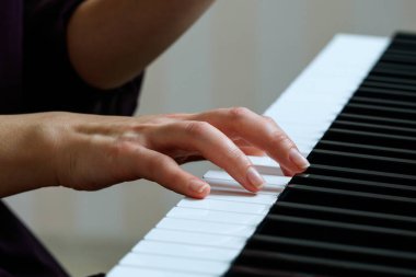 Piyano çalan genç bir kadın