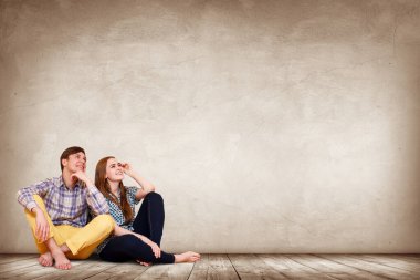 Parke zeminde oturan genç mutlu çift.