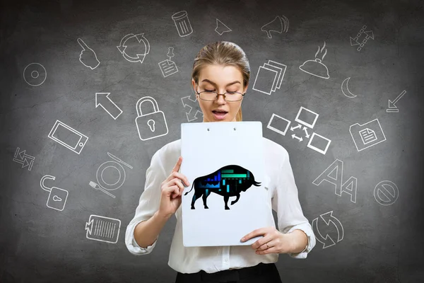 Obchodní žena drží složku s siluetou býk finanční ikona. — Stock fotografie
