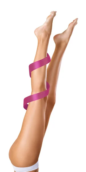 Женские ноги с розовой лентой. Концепция физической реабилитации . — стоковое фото