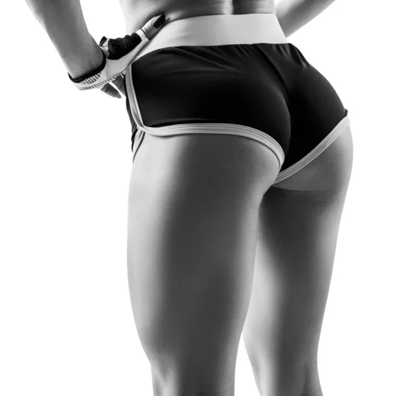 Atletisk kvinna visade hennes perfekta muskulös skinkor. — Stockfoto