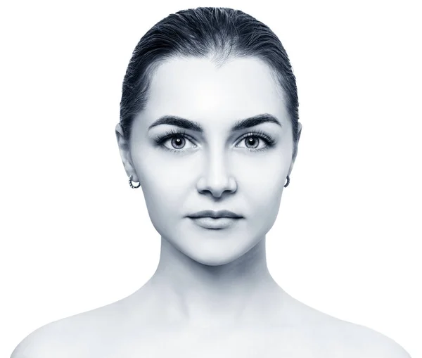 完璧な肌を持つ美しい女性の顔の正面図 — ストック写真