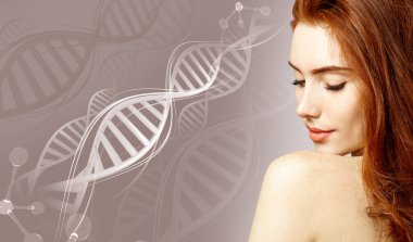 DNA zincirleri arasında şehvetli kızıl kadın portresi.
