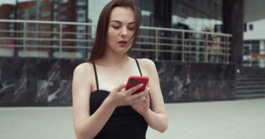 Sokakta telefon kullanan başarılı bir iş kadını.