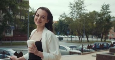 Kahve içen genç çekici iş kadınının portresi.