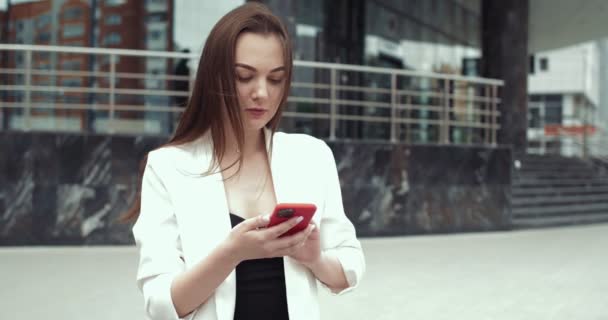 Succesvolle zakenvrouw die telefoon op straat gebruikt. — Stockvideo