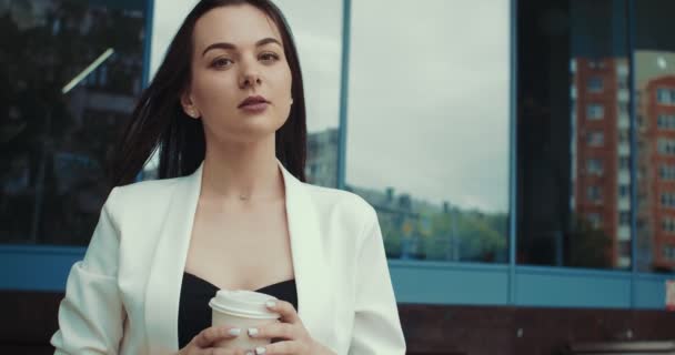 Porträt einer jungen attraktiven Geschäftsfrau, die Kaffee trinkt — Stockvideo