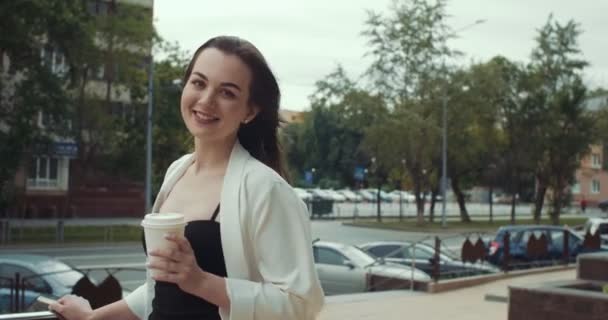 Porträtt av ung attraktiv affärskvinna dricka kaffe — Stockvideo